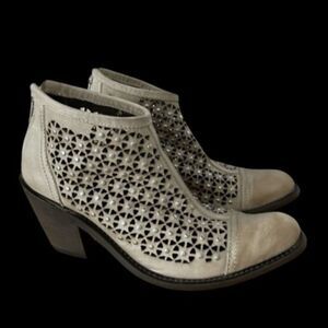 Independent boot company 7.5 ankle heeled bootie boots